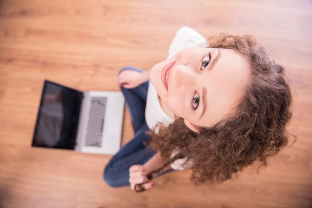 Lustiges Bild einer jungen Frau vom Laptop.