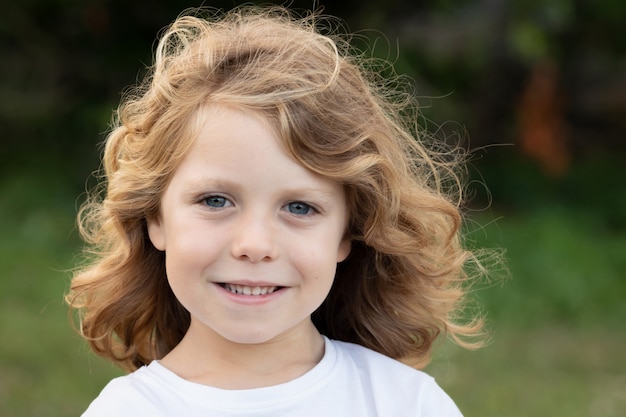 Lustiges blondes Kind mit langen Haaren