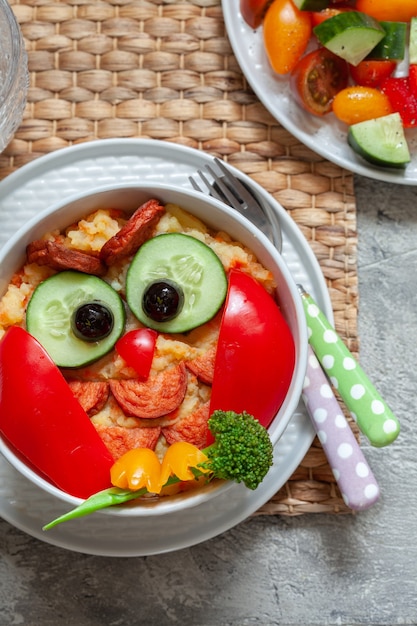 Lustiges Eulenpüree-Kartoffel-Karotten-Gemüsepüree mit Wurst für Kindermittagessen