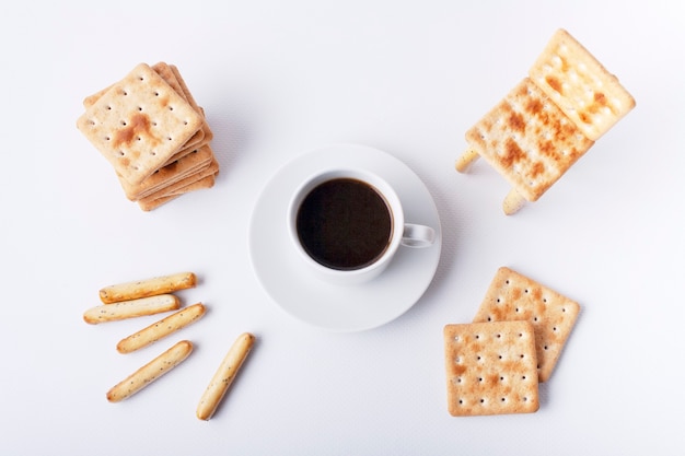 lustiges Frühstück ein Cracker-Stuhl und eine Tasse Espresso