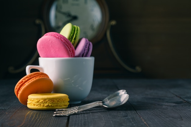 Lustiges Frühstück mit bunten Macarons