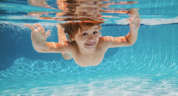Lustiges Gesichtsporträt eines Jungen, der unter Wasser schwimmt und taucht, mit Spaß im Pool