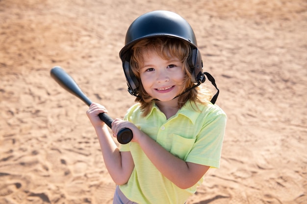 Lustiges Kind bis zum Schläger bei einem Baseballspiel. Kinderporträt hautnah.