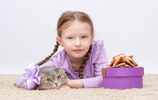 Lustiges Kind mit Kätzchen in Geschenkbox