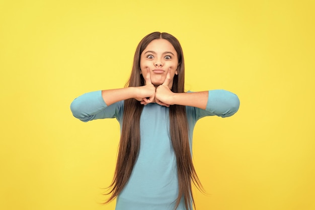 Lustiges Kind mit langem Haar Schönheit und Mode weibliches Model