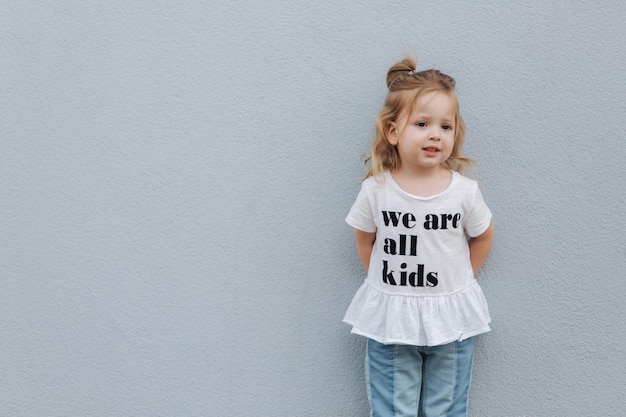 Lustiges kleines Mädchen, das Spaß in der Stadt hat, wir sind alle Kinder