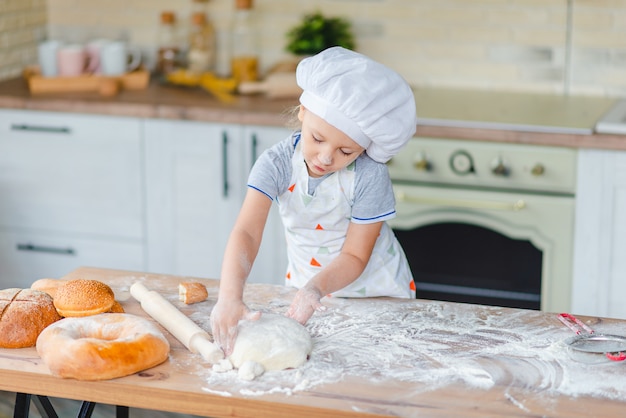 Lustiges Kochmädchen, das in der Küche kocht