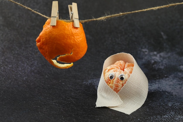 lustiges kunstfoto mit abgezogener mandarine