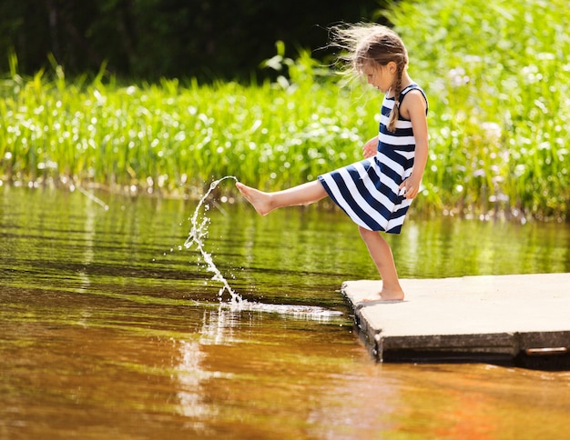 Foto lustiges mädchen, das mit wasser spielt