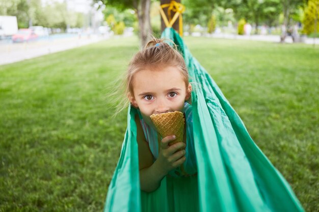 Lustiges Mädchen mit Eis in der Hängematte Sommer genießen Glückliche Kindheit