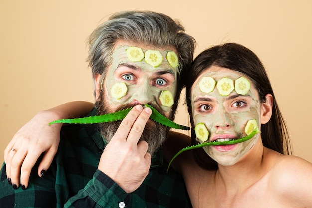 Lustiges Paar mit Gesichtscreme Gesichtsbehandlung mit Aloe Vera