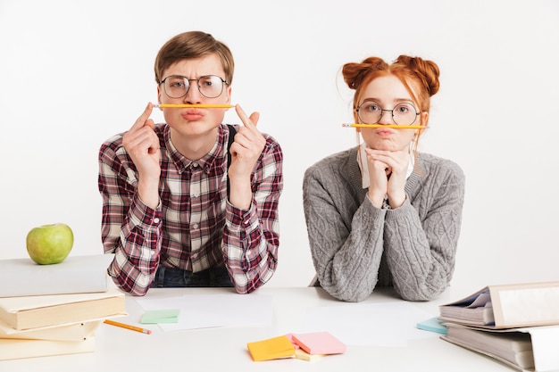 Lustiges Paar von Schul-Nerds verzog das Gesicht