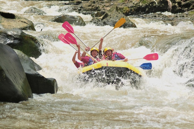 lustiges Rafting mit schönen Strömungen