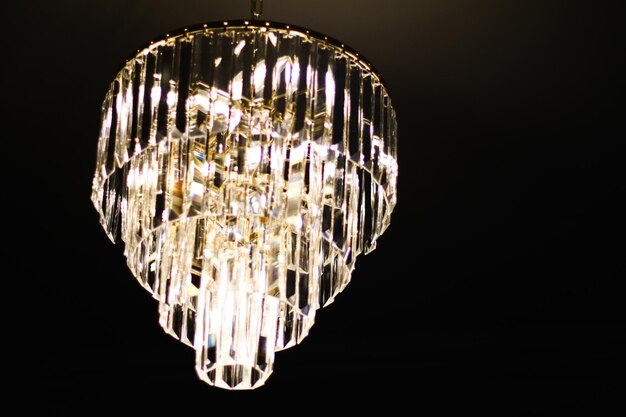 Lustre de luxo com design de interiores de cristal e detalhes de iluminação de decoração para casa