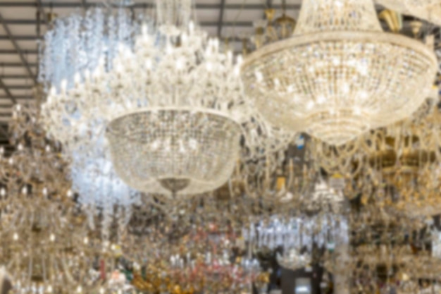 Lustres de cristal luxuosos na loja Decoração e design de interiores Closeup turva