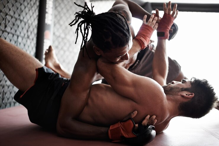 Foto luta wrestling e homens no chão para kickboxing competição desafio e aptidão com esportes no ginásio match lutador forte e resiliência no exercício sparring prática ou poder na batalha juntos