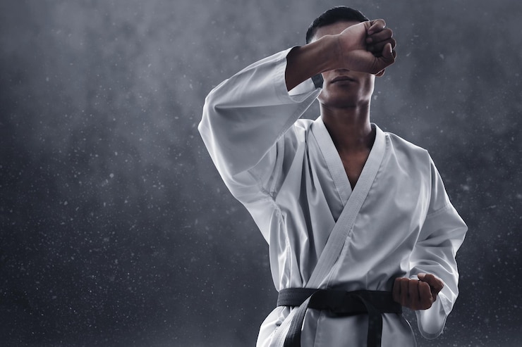 Foto lutador de artes marciais de karatê em fundo escuro