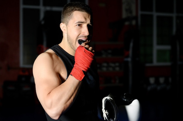 Lutador de boxe colocando protetor bucal.