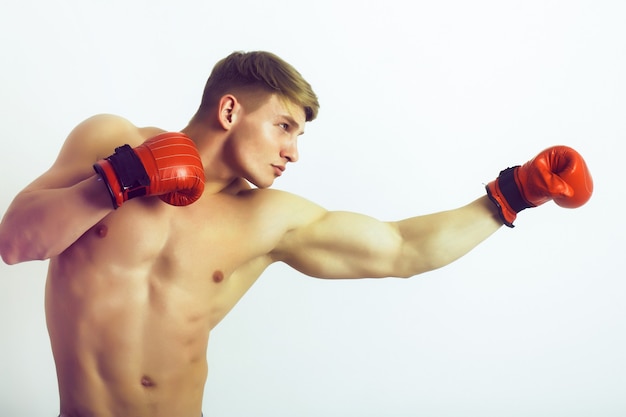 Lutador de boxe ou atleta com torso muscular nu posando