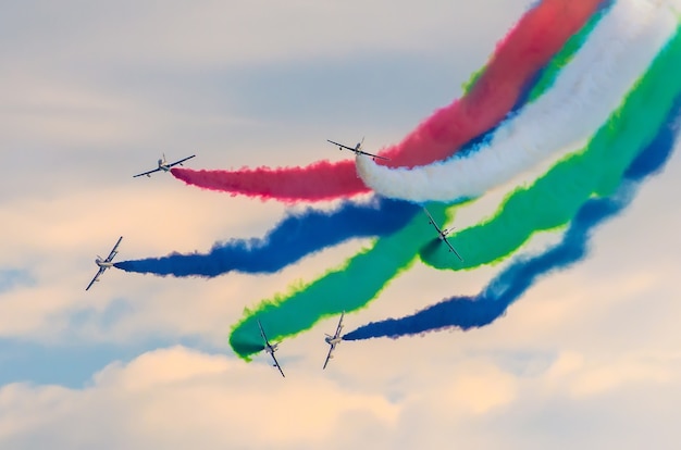 Lutador de grupo de avião no contexto da fumaça de cor.