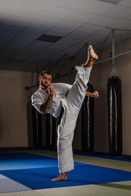 Foto lutador de karatê em quimono mostrando habilidade técnica em um clube de luta