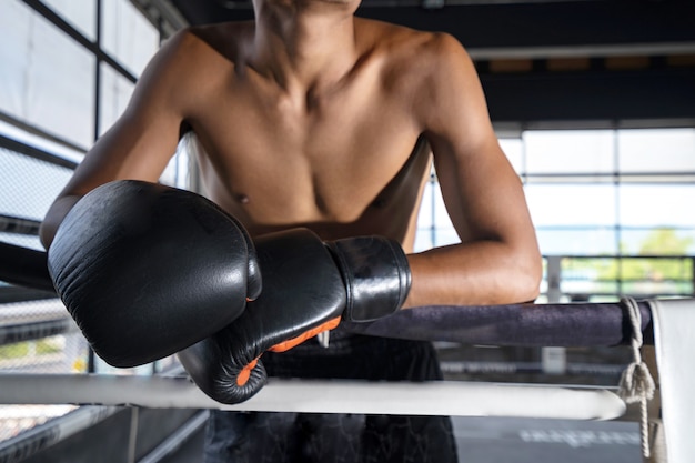 Lutador no palco antes do treinamento de luta, boxe tailandês.