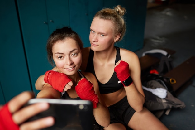 Lutadores femininos tomando selfie