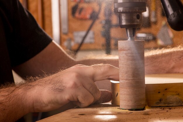 Luthier lixar o corpo de uma guitarra