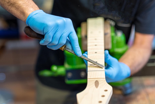 Luthier en el trabajo