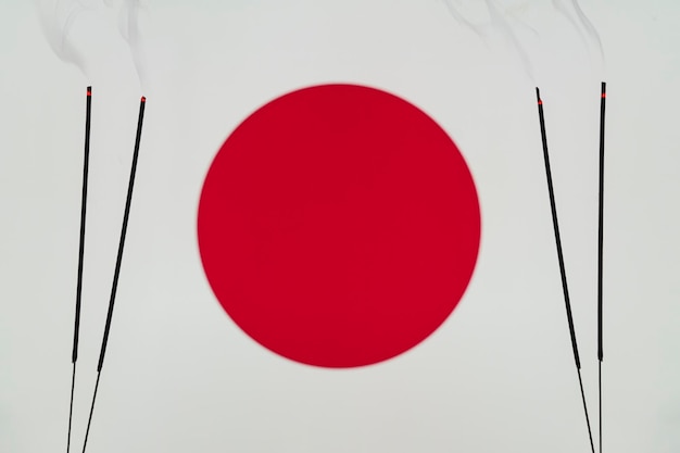 Luto no país queimando vela no fundo da bandeira do Japão Vítimas de cataclismo ou conceito de guerra dia da lembrança dia da lembrança Luto nacional