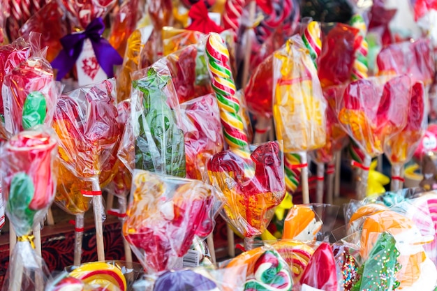 Lutscher auf der Theke des Ladens sind mehrfarbig. Süßigkeiten auf dem Weihnachtsmarkt. bunte Bonbons beim Neujahrsfest