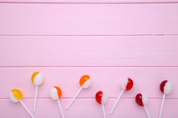 Lutscher auf rosa Hintergrund. Süßigkeiten.
