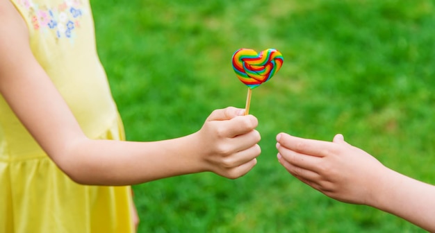 Lutscher in den Händen von Kindern Selektiver Fokus