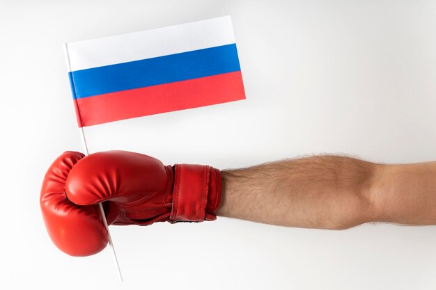 Luva de boxe com bandeira russa Boxer segura bandeira da Federação Russa Fundo branco
