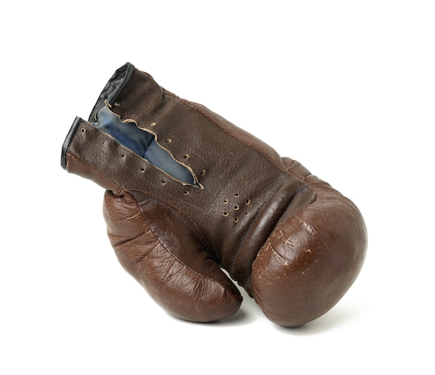 Luva de boxe marrom de couro vintage muito velha isolada no fundo branco. Equipamento esportivo