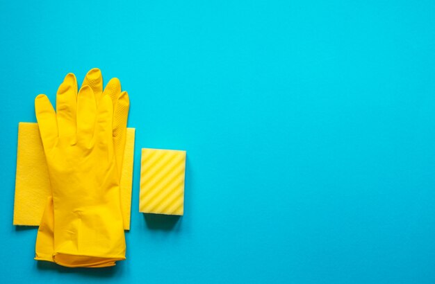 Luvas de borracha amarela e esponja para limpeza
