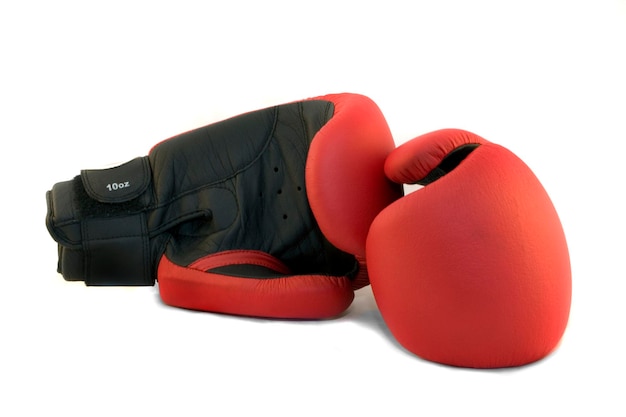 Luvas de boxe de couro vermelho e preto isoladas no fundo branco