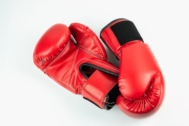 Luvas de boxe de couro vermelho isoladas no fundo branco