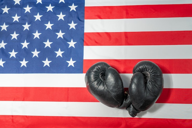 Luvas de boxe e um fundo com uma bandeira americana Local de vista superior para copiar