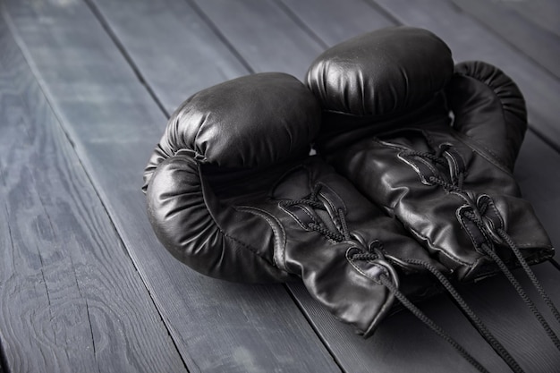 Luvas de boxe em cima da mesa