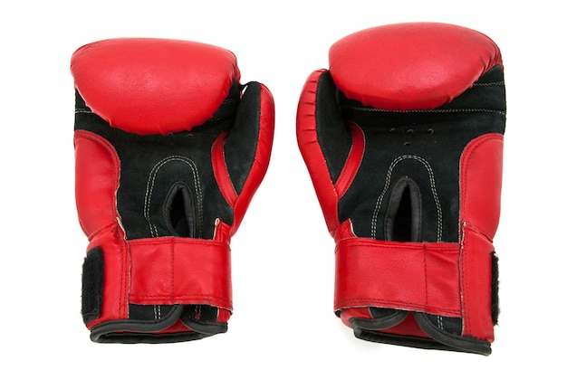 Luvas de boxe isoladas em branco