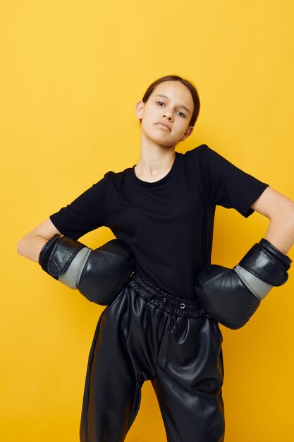 Luvas de boxe negras jovem posando esporte de fundo amarelo