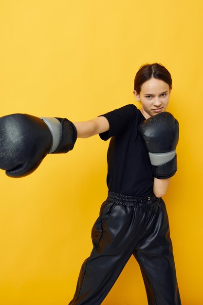 Luvas de boxe pretas de mulher atraente posando estilo de vida inalterado