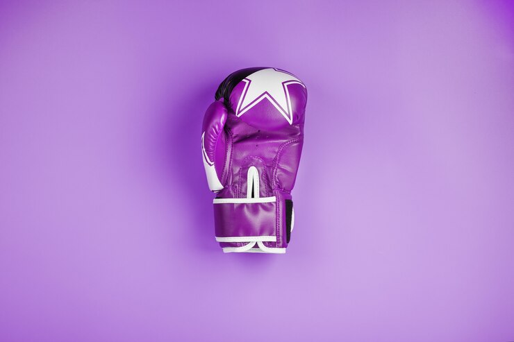 Foto luvas de boxe rosa em um fundo rosa, espaço livre.