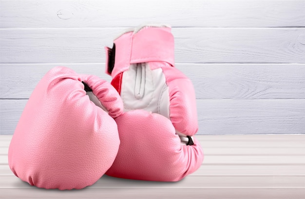 Luvas de boxe rosa na mesa