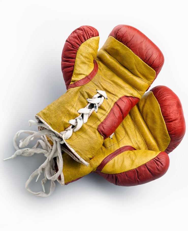 Foto luvas de boxe vermelhas e amarelas