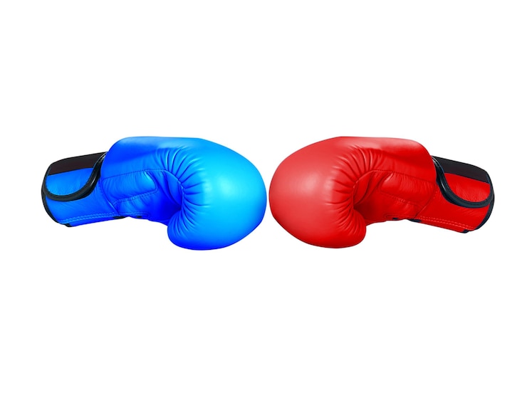 Foto luvas de boxe vermelhas e azuis batendo umas nas outras isoladas em fundo branco