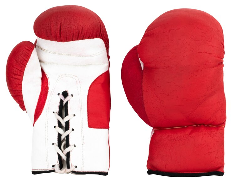 Foto luvas de boxe vermelhas isoladas no fundo branco.