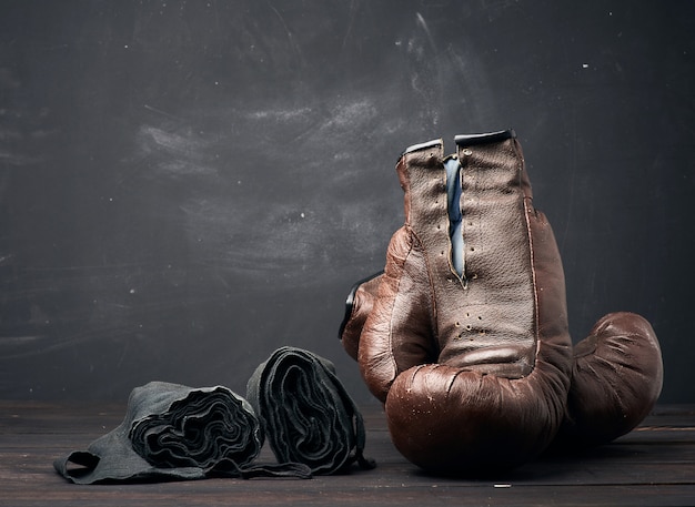 Luvas de boxe vintage em couro marrom e bandagem elástica preta para as mãos