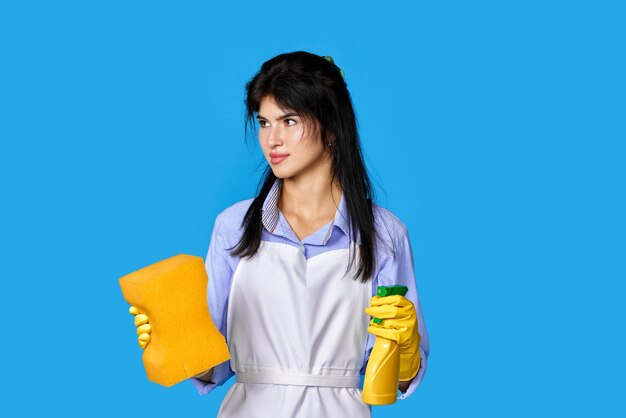 Luvas de mulher e avental de limpeza com esponja e pulverizador de detergente